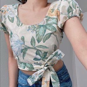 Puffy sleeve top in white Camellia print
